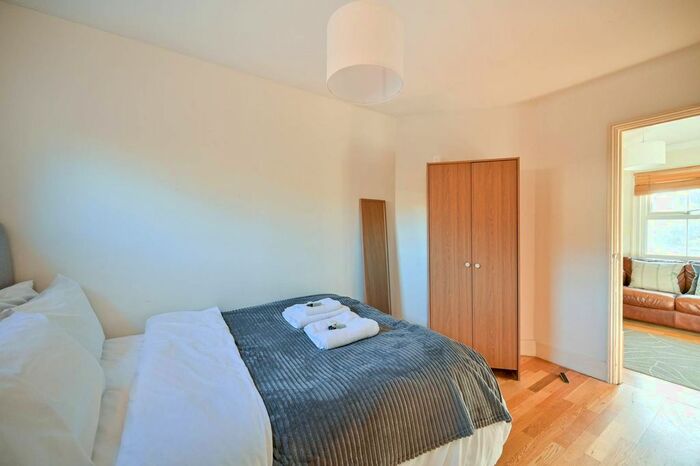 1 Bedroom Flat To Rent In Lower Mortlake Road, Richmond, TW9