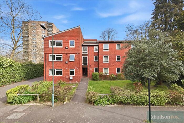 2 Bedroom Apartment For Sale In Bridle Path, Woodford Green, IG8