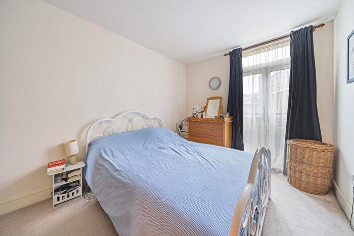 1 Bedroom Flat For Sale In Southampton Way, Camberwell, London, SE5
