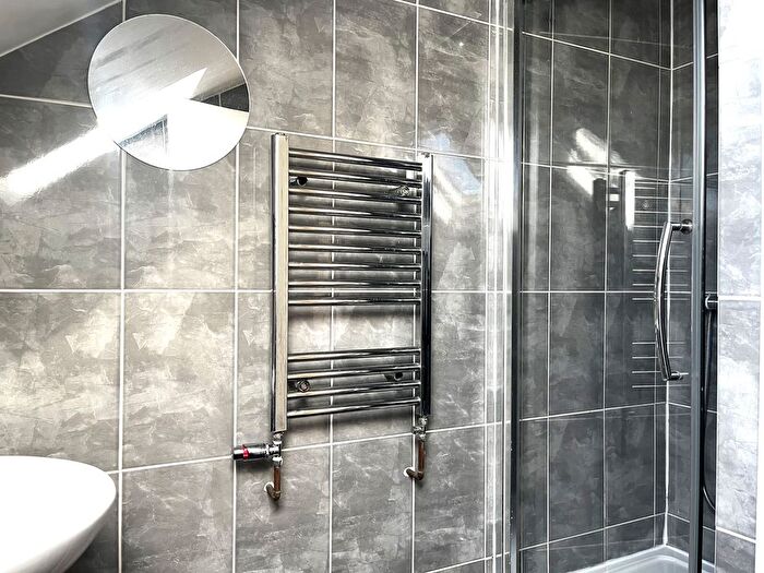 3 Bedroom Flat To Rent In Garratt Lane, London, SW17