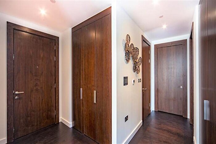 2 Bedroom Apartment To Rent In Thornes House, Nine Elms, SW11