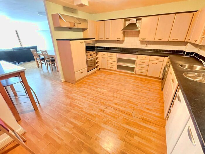 2 Bedroom Flat To Rent In Royal Plaza, Westfield Terrace, Sheffield, S1