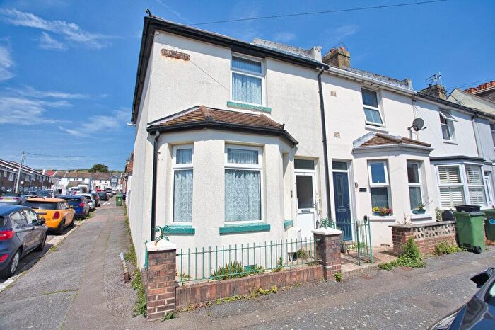 2 Bedroom End Of Terrace House For Sale In Elm Road, Folkestone, Kent, CT19