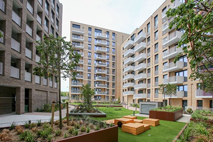 2 Bedroom Flat To Rent In Lakeside Drive, London, NW10