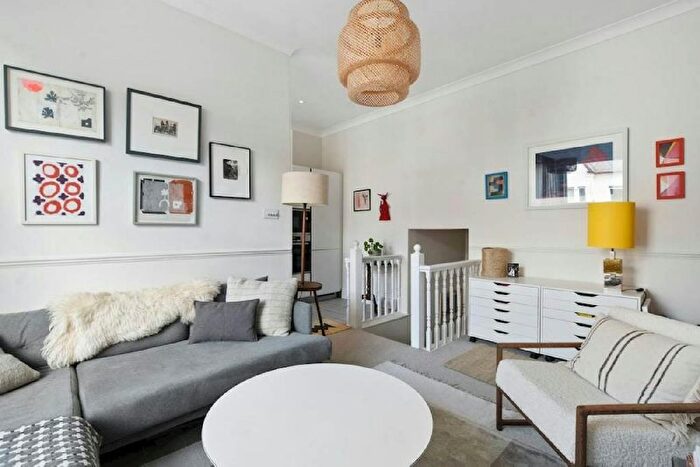 2 Bedroom Flat For Sale In Gladsmuir Road, London, N19