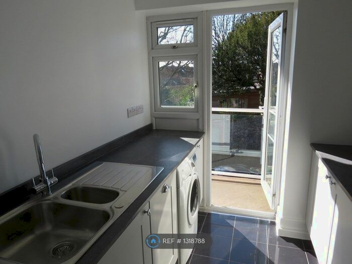 2 Bedroom Flat To Rent In Elm Court, Bristol, BS6