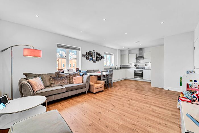 1 Bedroom Flat For Sale In Gatehouse Close, Ashford, TW15