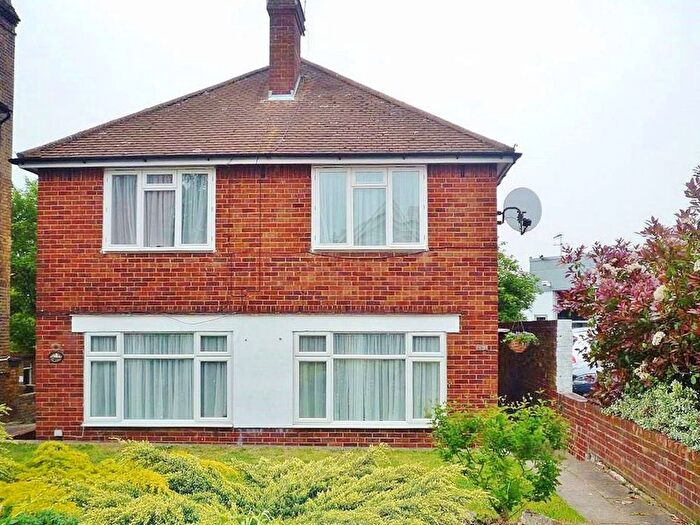 2 Bedroom Flat To Rent In Chalk Hill, Bushey, Watford, WD19