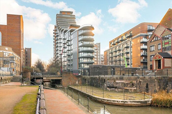 2 Bedroom Flat For Sale In Cobblestone Square, London, E1W