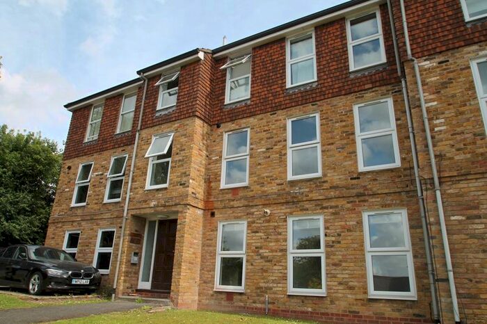 2 Bedroom Flat To Rent In Beechwood Road, High Wycombe, HP12
