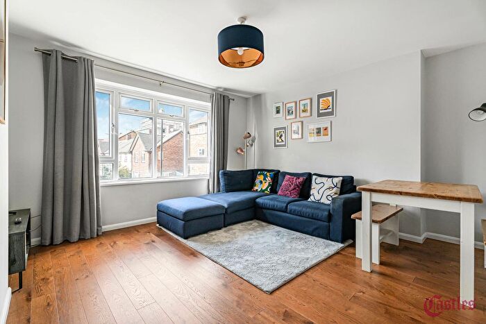 3 Bedroom Flat For Sale In Boyton Close, London, N8