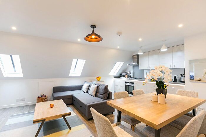 2 Bedroom Flat To Rent In Rathbone Place, London, W1T