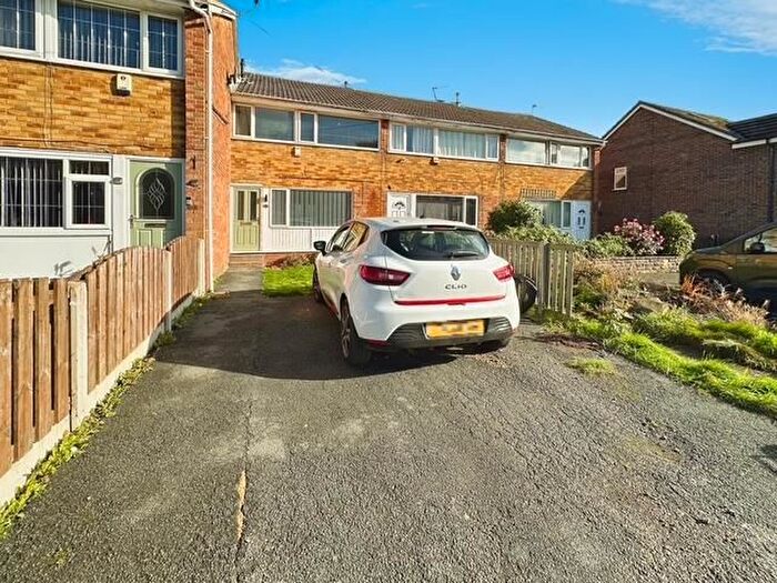 3 Bedroom Town House For Sale In Delverne Grove, Bradford, BD2