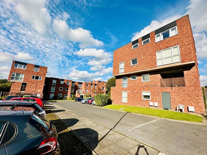 2 Bedroom Flat For Sale In Lidgett Park Court, Roundhay, Leeds, LS8