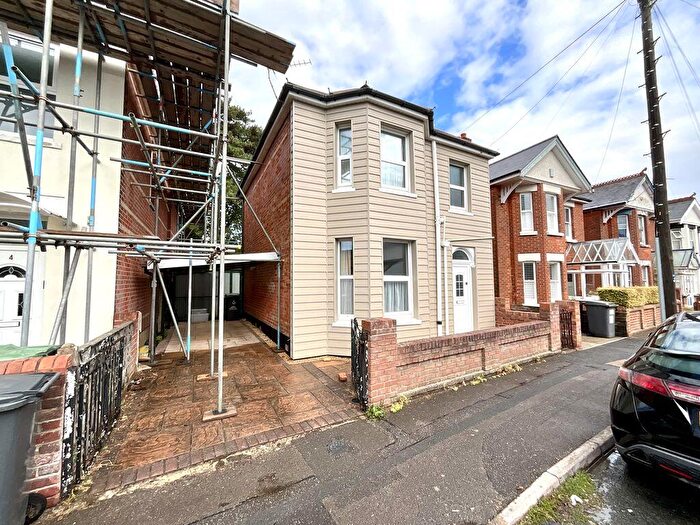 3 Bedroom Detached House For Sale In Leaphill Road, Pokesdown, BH7