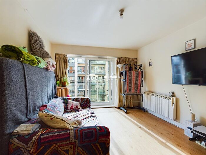 2 Bedroom Flat To Rent In Boulevard Drive, London, NW9