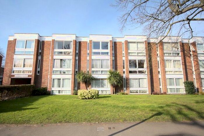 1 Bedroom Flat To Rent In Lovelace Gardens, Surbiton, KT6
