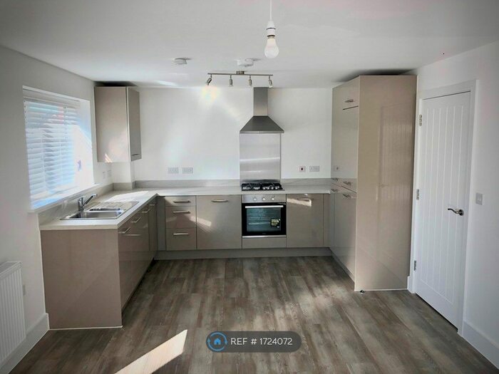 2 Bedroom Flat To Rent In Anton Close, Rugby, CV21