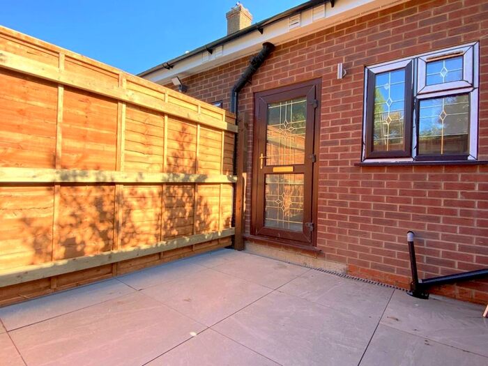 1 Bedroom Flat To Rent In Stoneleigh Avenue, Worcester Park, KT4