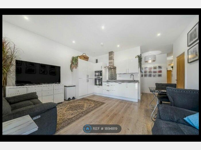 2 Bedroom Flat To Rent In Ash Tree Apartments, Leeds, LS9