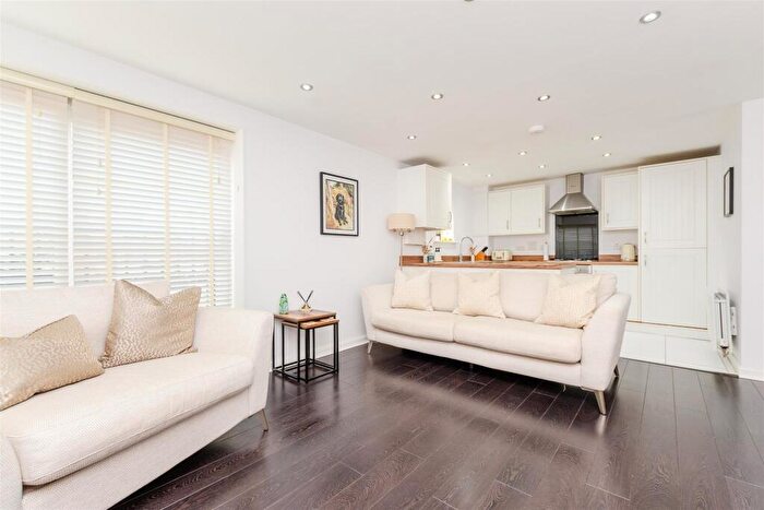 2 Bedroom Flat For Sale In Westwood, Gravesend, Kent, DA11