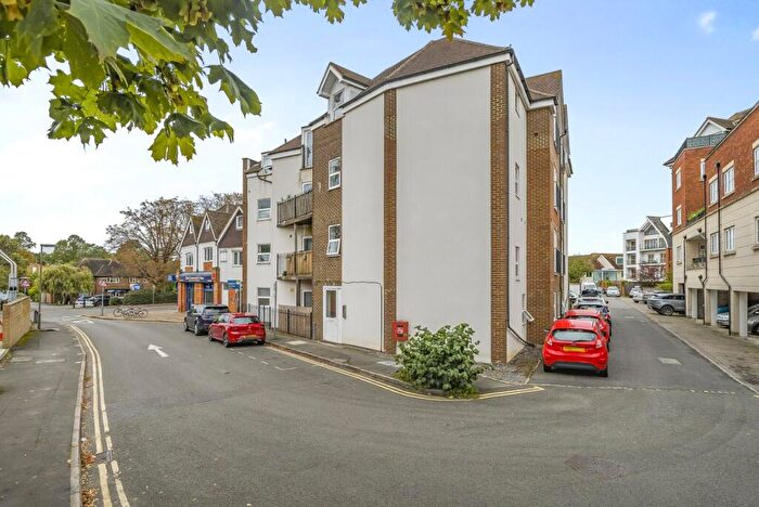 2 Bedroom Flat For Sale In Rosemount Avenue, West Byfleet, KT14