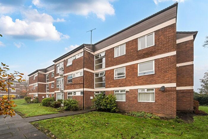 2 Bedroom Apartment For Sale In Foxhill Court, Weetwood, LS16
