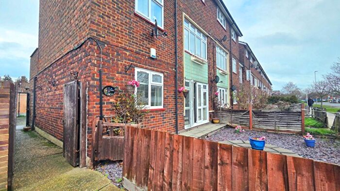 1 Bedroom Maisonette For Sale In Bastable Avenue, Barking, IG11