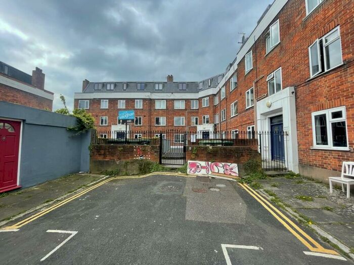 2 Bedroom Flat To Rent In Devonian Court, Park Crescent Place, Brighton, BN2
