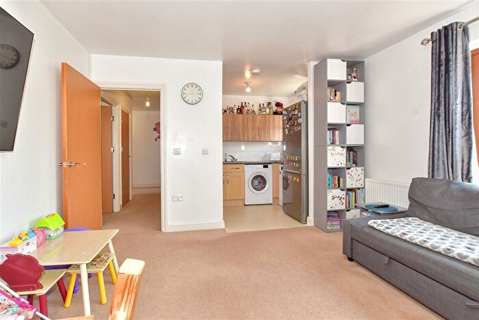 2 Bedroom Flat For Sale In Commonwealth Drive, Three Bridges, Crawley, West Sussex, RH10