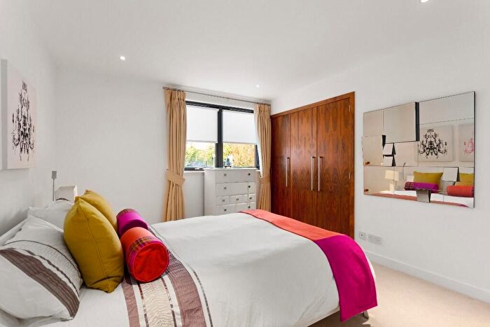 3 Bedroom Flat To Rent In , Barnton Avenue West, Edinburgh, EH4