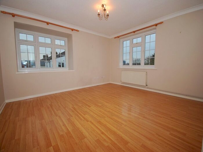 2 Bedroom Flat To Rent In Mayford Close, Beckenham, BR3