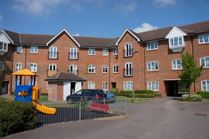 2 Bedroom Flat To Rent In Rydons Way, Redhill, RH1
