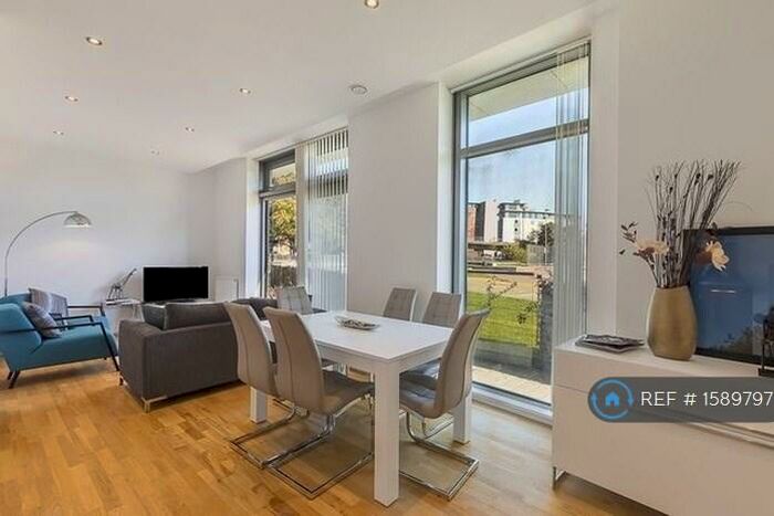 2 Bedroom Flat To Rent In The Crescent, London, SE8