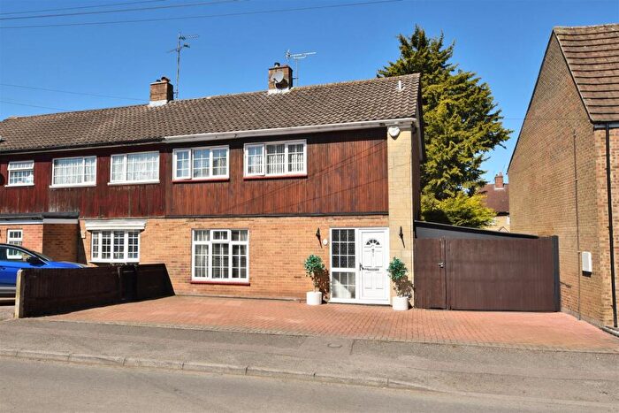 3 Bedroom Semi-Detached House For Sale In Summer Street, Leighton Buzzard, LU7