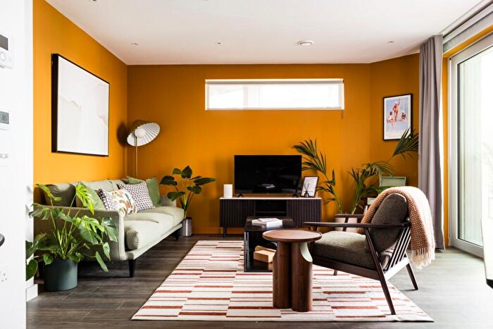 Flat To Rent In Bloom East, Nine Elms Ln, Nine Elms, London, SW11