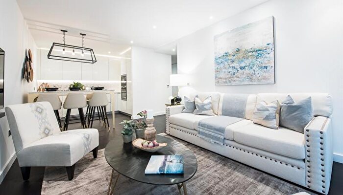 2 Bedroom Flat To Rent In Thornes House, - Charles Clowes Walk, London, SW11