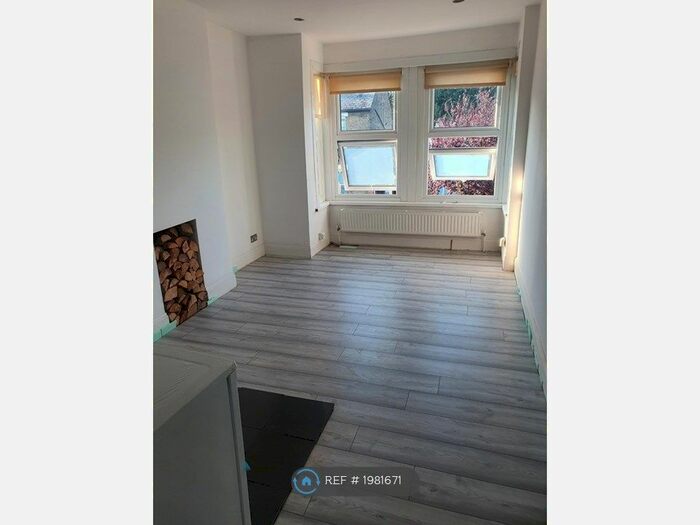 3 Bedroom Flat To Rent In Oaklands Road, London, W7