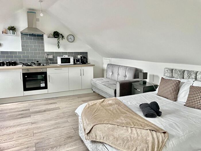 Studio To Rent In Neath Rd, Neath, SA11