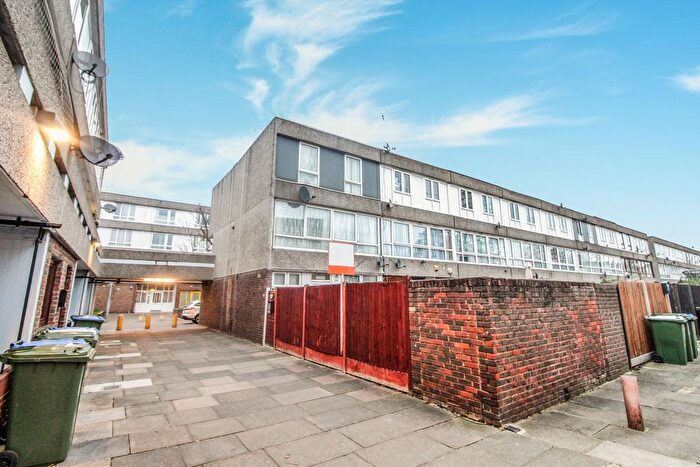 4 Bedroom Town House To Rent In Holstein Way, Erith, DA18