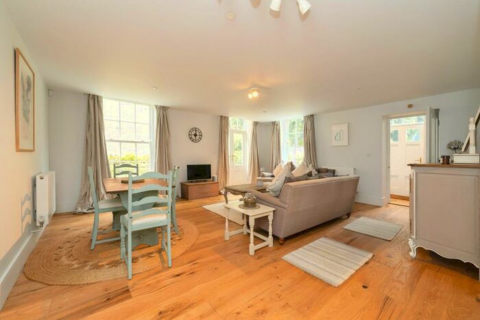 2 Bedroom Flat For Sale In The Nurses House, Adams Walk, Midhurst, GU29