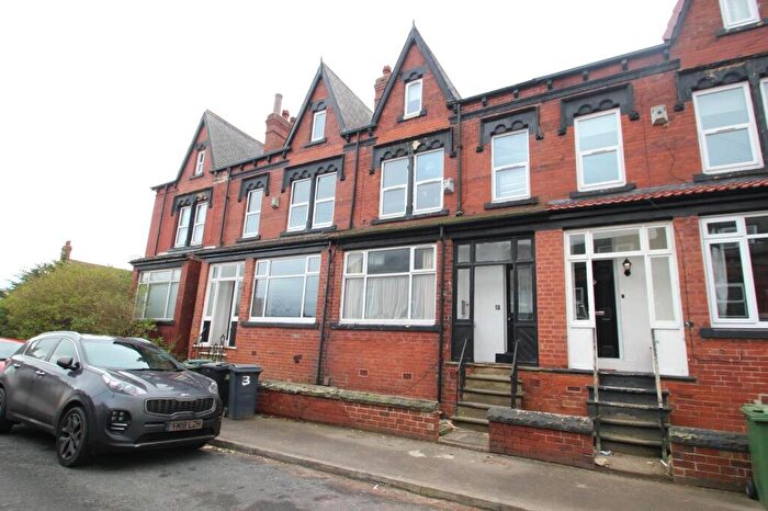 2 Bedroom Flat To Rent In Roman Place, Leeds, West Yorkshire, LS8