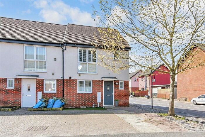 3 Bedroom End Terrace House For Sale In Nursery Grove, Gravesend, Kent, DA11