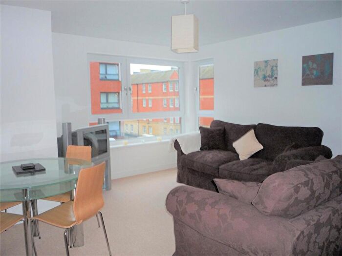2 Bedroom Flat To Rent In Salamander Court, Edinburgh, EH6