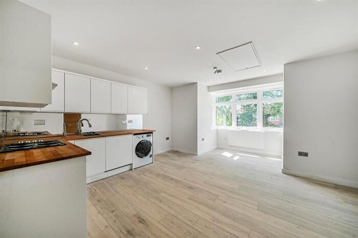 2 Bedroom Flat To Rent In Waddon Close, Croydon, CR0