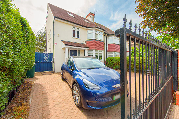 4 Bedroom Semi Detached House To Rent In The Vale, Temple Fortune, London, NW11