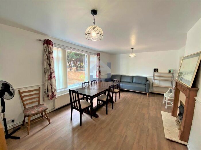 5 Bedroom Semi-Detached House To Rent In Heathfield Road, Earlsfield, SW18