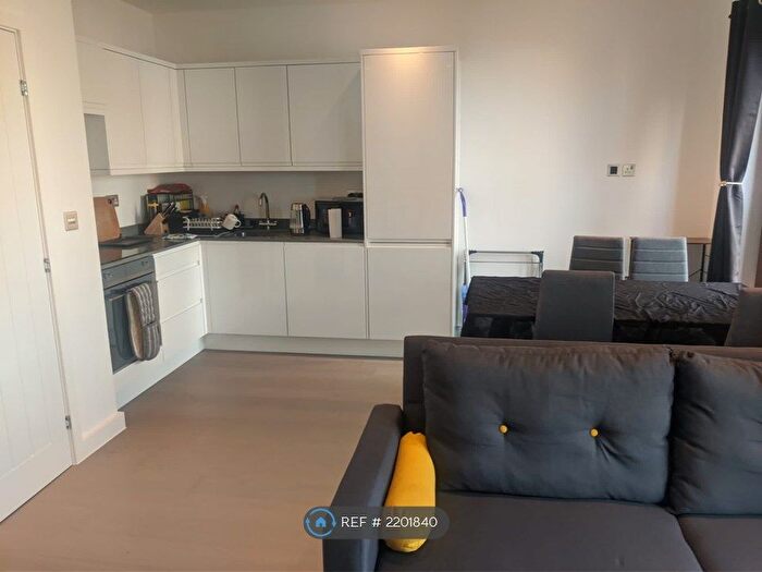 2 Bedroom Flat To Rent In Grosvenor Road, St. Albans, AL1