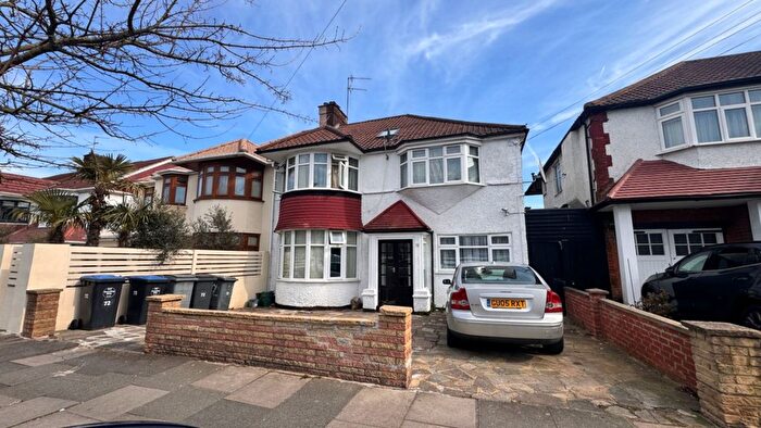 Studio To Rent In Park Avenue North, Willesden Green, NW10