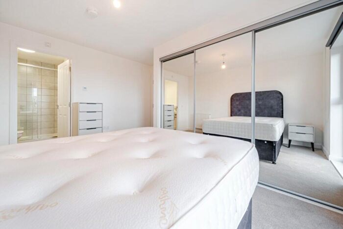 3 Bedroom Flat To Rent In Kilpatrick Grove, Edinburgh, EH6